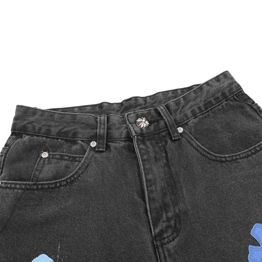 P220 model number Y833 Chrome Hearts/Chrome Hearts classic leather label cross denim trousers After the trousers are finished, they are subjected to heavy enzyme stone grinding and rinsing. Each pair is different in washing. The heavy washing process has many hidden secret details. The trousers featured this time are perfect in terms of shape and upper body. It is no exaggeration to say that it takes more time to make 20 short-sleeves than to make one pair of jeans. The fabric is made of 12.2 ounces of high-quality denim. Only denim with 12 ounces or more can have the unique high-end texture of denim. I am very satisfied with the proofing after several washes. Size:28-34